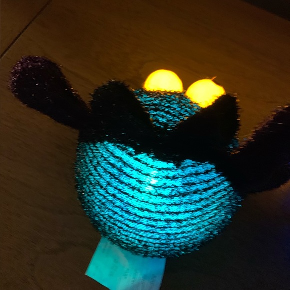 Halloween Light Up Bat, Like New, 3 AAA batteries included - Picture 11 of 14